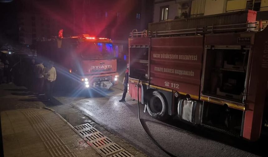İskenderun'da iş yeri alevlere teslim oldu