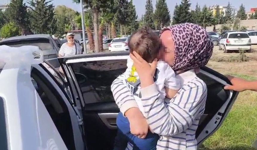 Otomobilde mahsur kalan evladına kavuşan anne gözyaşlarına boğuldu