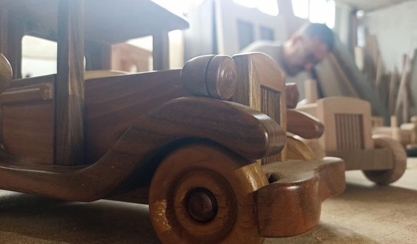 50 yıllık ustanın oyuncak arabaları ilgi görüyor
