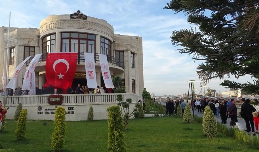 Devlet Tiyatroları Tarihi Meclis Binasında Perdelerini Açtı