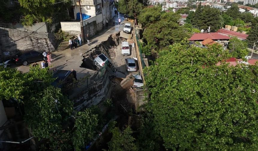 Çöken yol 5 aracı yuttu