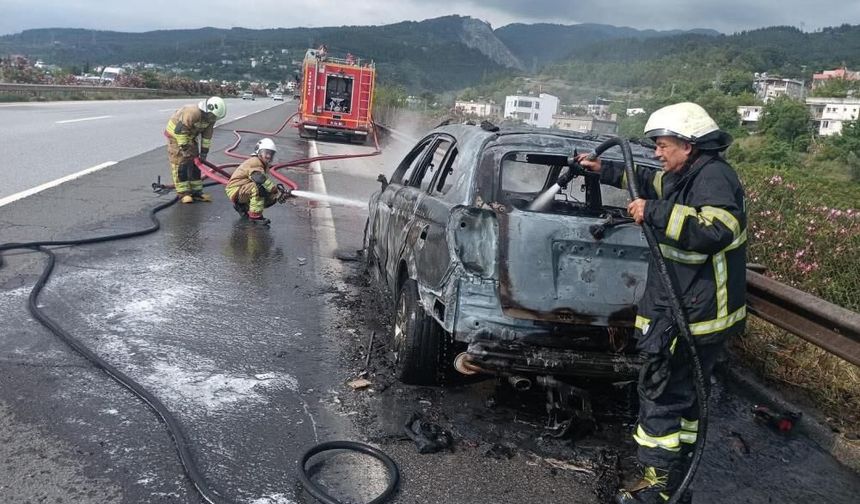 Alevlere teslim olan otomobil kullanılamaz hale geldi