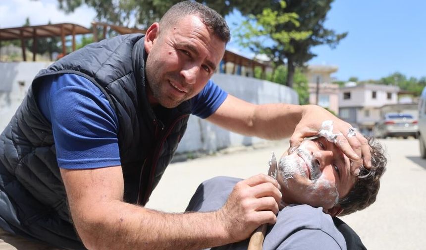 Ürettiği bıçakların keskinliği göstermek için insanları tıraş ediyor