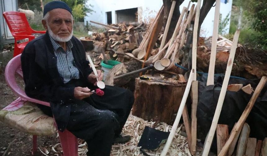 85 yaşındaki usta, 70 yıldır ağaç dallarını keser ve bıçakla kaşığa dönüştürüyor