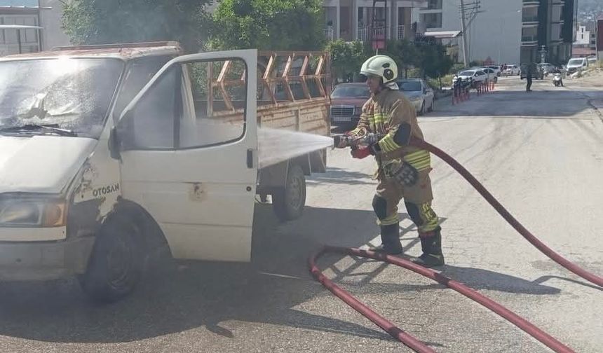 Seyir halindeki kamyonet alevlere teslim oldu