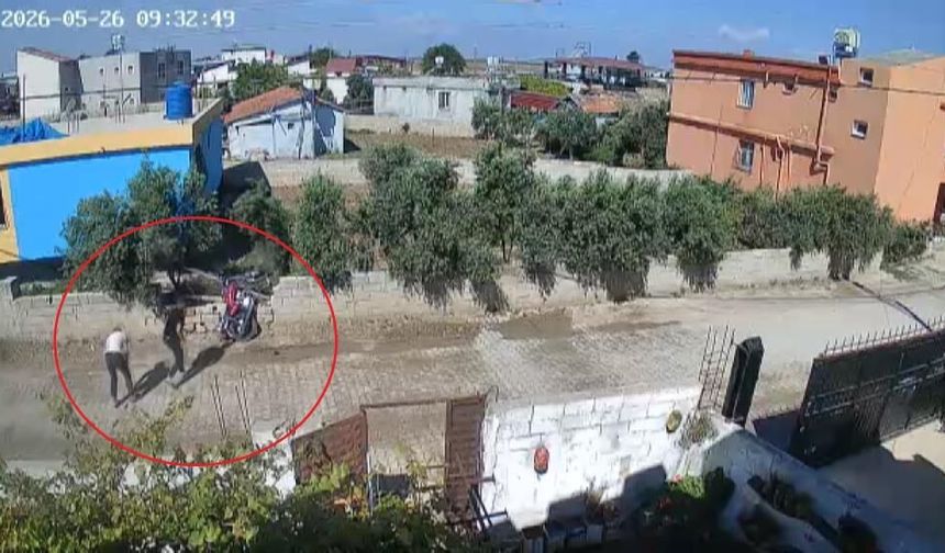 Motosikletle tek teker yapan gençlerin duvara çarptı