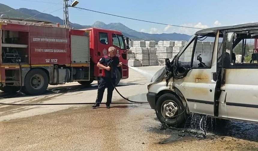 Yanan minibüs kullanılmaz hale geldi