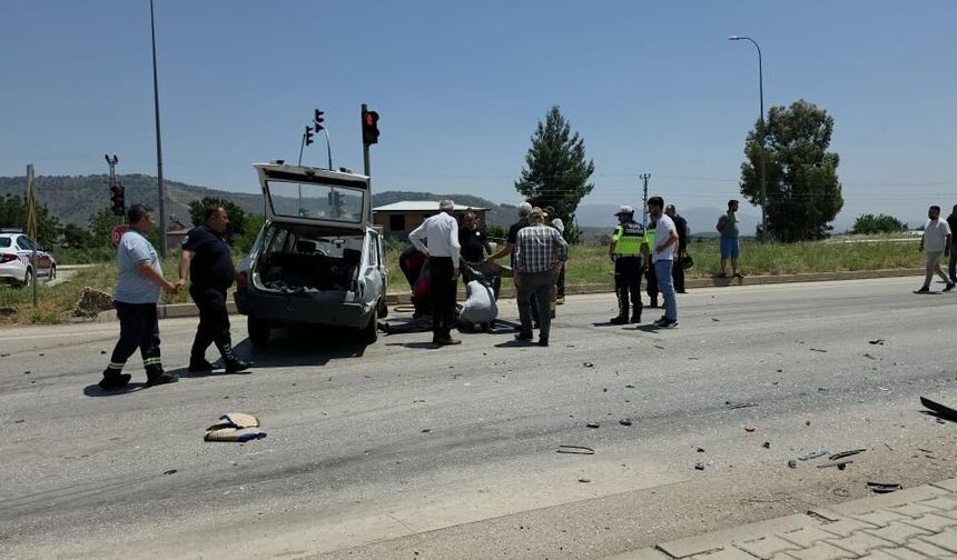 Seyir halindeki iki otomobil çarpıştı: 1’i ağır 2 yaralı