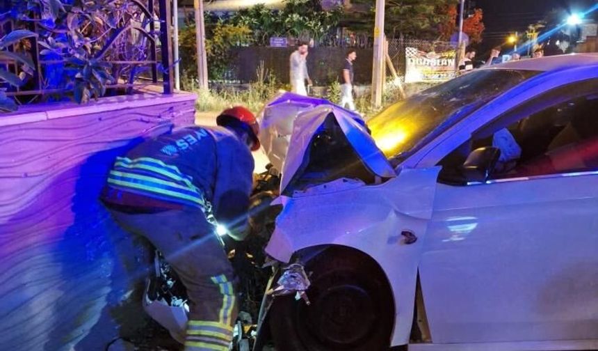 Otomobilin duvara çakıldığı anlar