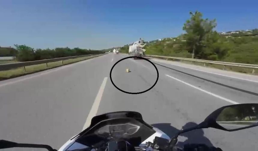 Mikserden düşen malzeme motosiklet sürücüsünü ölümle burun buruna getirdi