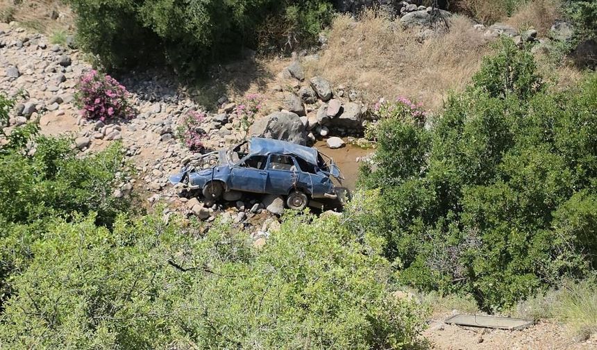 Uçurumdan yuvarlanarak hurdaya dönen otomobilin sürücüsü yaralandı