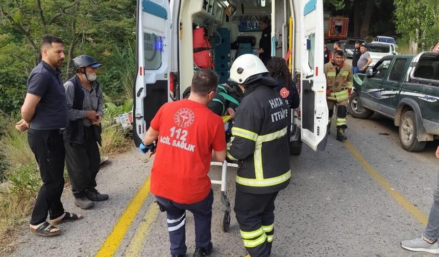 Pikapla çarpışan motosikletin sürücüsü şarampole yuvarlandı