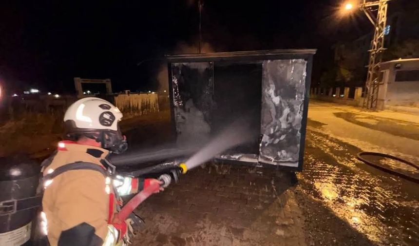 Kırıkhan'da alevlere teslim olan konteyner kullanılamaz hale geldi
