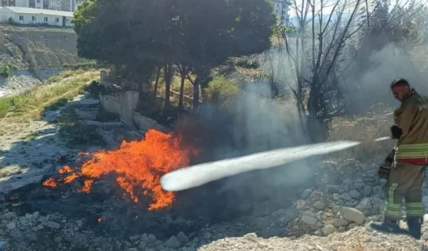 Antakya'da hurdalık ve çöplük yangını