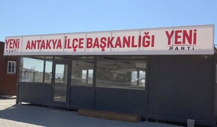 Yeni Parti'nin ilk tabelası Antakya'da konteyner binaya asıldı