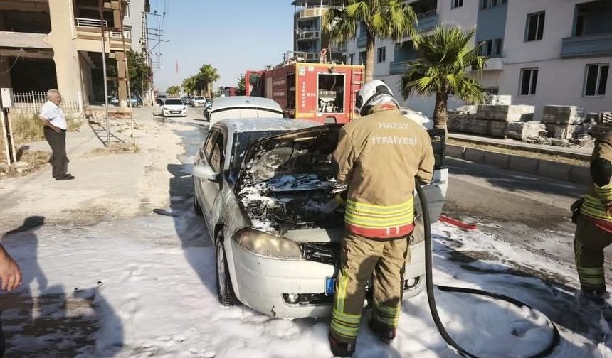 🔥 Antakya'da aracın motorundan alevler yükseldi