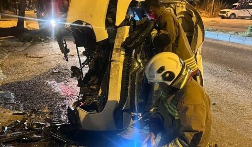 Ağaca çarparak yan yatan otomobildeki 2 kişi yaralandı