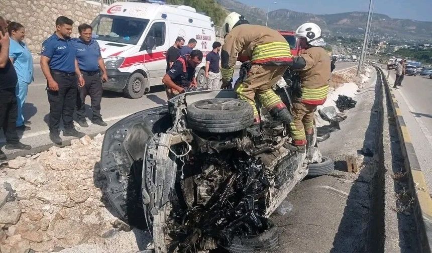 Otomobil refüje çarptı: 1’i ağır 3 yaralı
