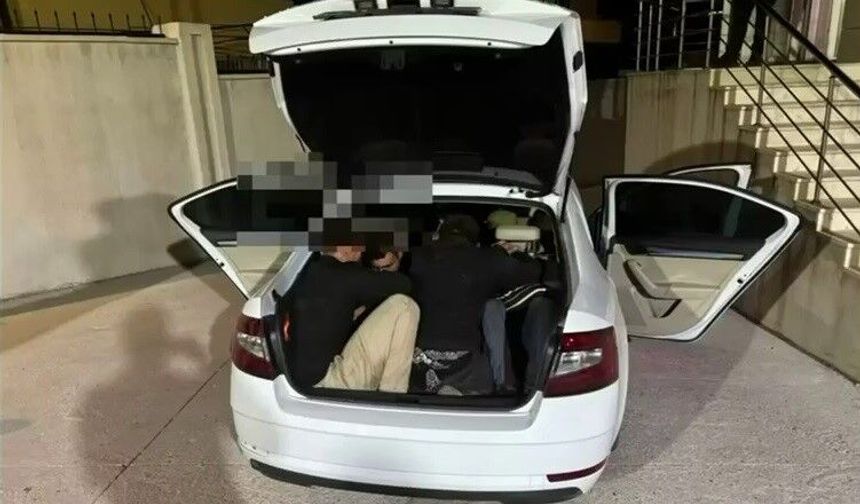 Bagajına 3 kişi bindirdiği otomobile 9 göçmen sığdıran insan tacirine 102 bin TL ceza