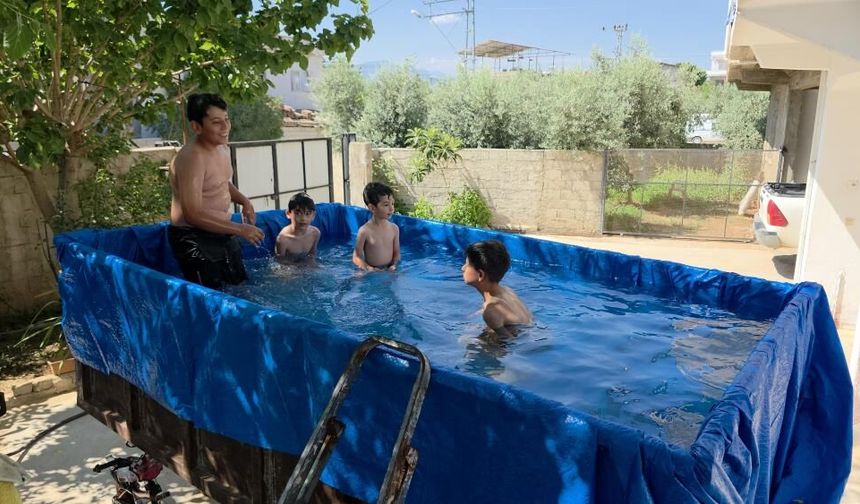 Traktör römorkunu havuza çeviren dede, torunları için denizi evin önüne getirdi