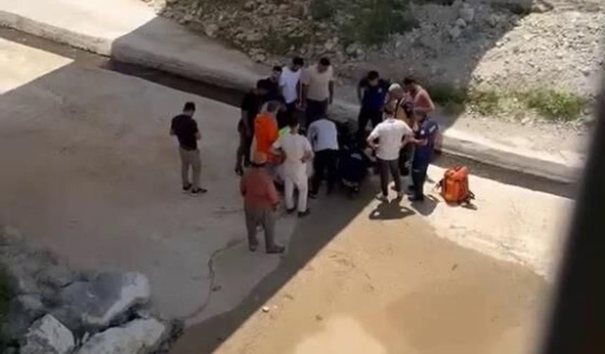 Bisikletiyle köprüden uçan çocuk 7 metreden yere çakıldı