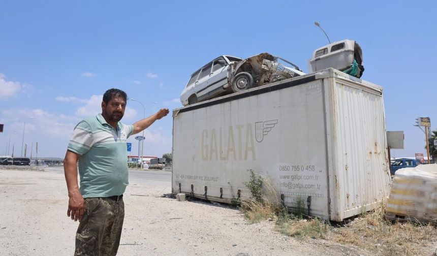 Arkadaşının Toros'unu hırsızlardan koruyabilmek için forkliftle konteynerin üzerine koydu