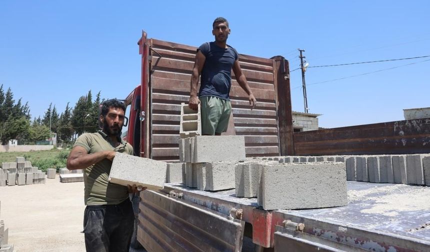 Kavurucu sıcakta günde 2 bin 500 briket üretip 5 kamyona yüklüyorlar