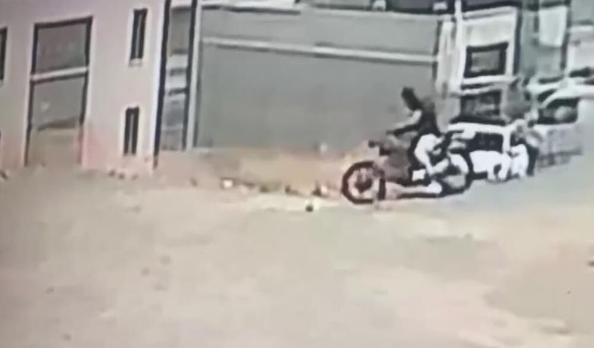 Yüzünü maske takarak gizleyen hırsız, motosikleti kendi malıymış gibi alıp gitti