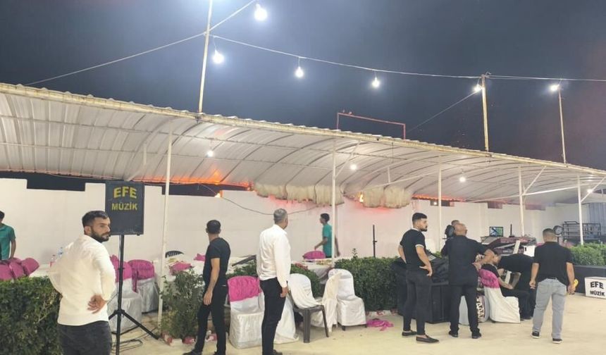 Düğünde çıkan yangına aldırış etmeden halaya devam ettiler