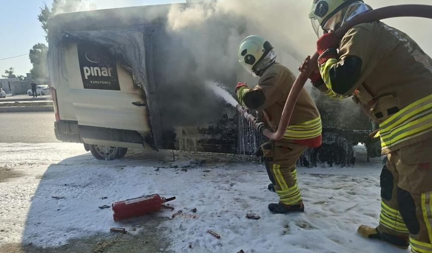 Patlamaların yaşandığı minibüs alevlere teslim oldu