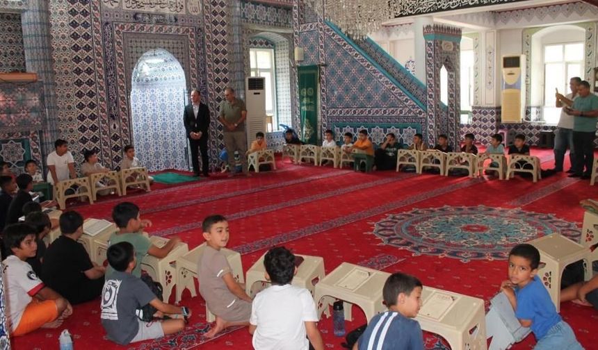 Çocuklar yaz aylarını kuran kursunda eğitim alarak geçiriyorlar