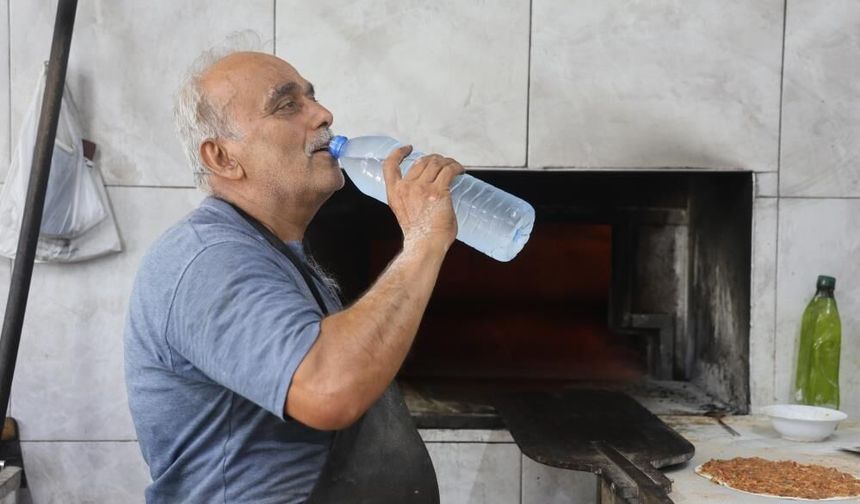 Zorlu mesaiyi sürdüren fırıncılar günde 5 litreyi bulan su tüketiyorlar
