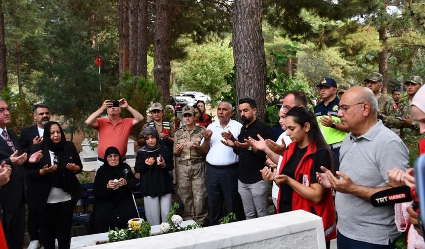 Şehit Başçavuş Ferhat Gedik mezarı başında anıldı