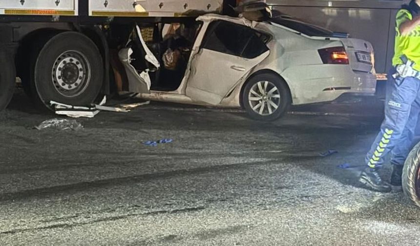 Yolcu otobüsü makaslayan tıra çarptı: 1 ölü, 5 yaralı