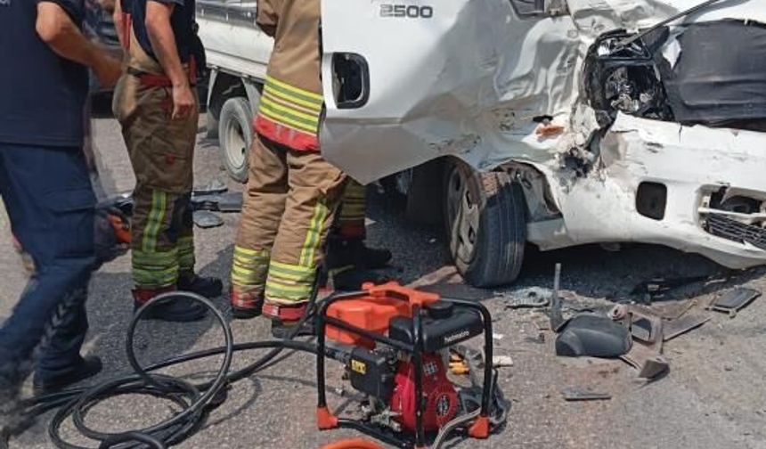Tırla çarpışan kamyonet hurdaya döndü: 3 yaralı