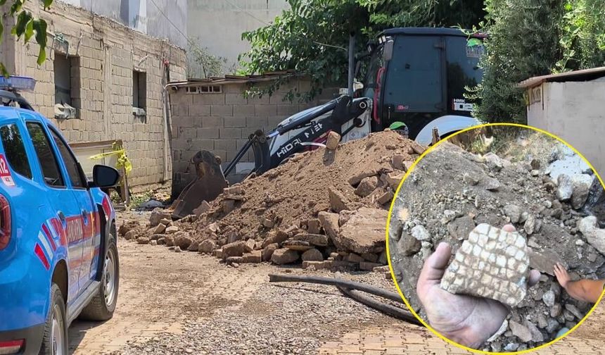 Kepçeyle kazı yapılırken mozaik bulundu