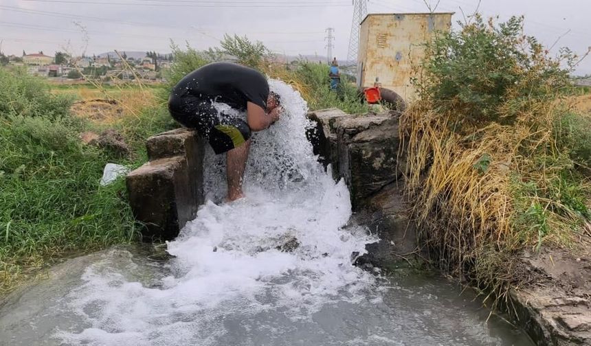 Kavurucu sıcakta, buz gibi sondaj suyunda serinledi