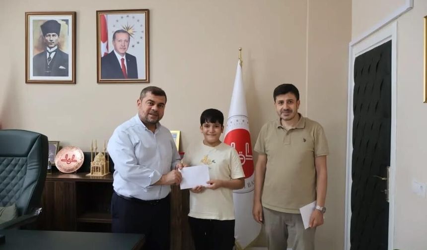 Hatay'da "Yaz Kur’an Kursu Hikâyem" yarışmasında dereceye giren öğrenciler ödüllendirildi