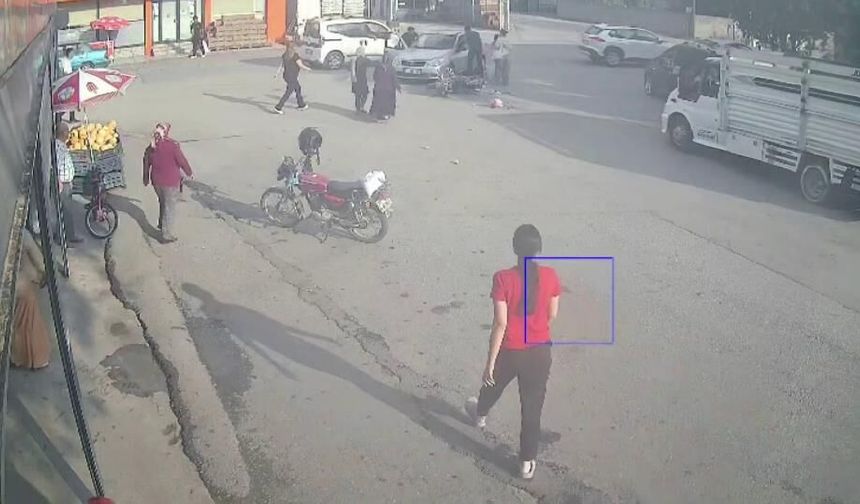 Otomobille çarpışan motosikletteki 2 kişi yaralandı