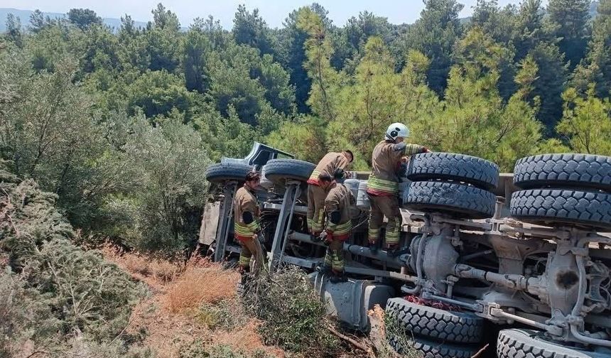 Devrilen kamyonun sürücüsü yaralandı