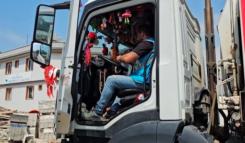 Belediye personeli, afetzede çocuklara çöp kamyonuyla mutluluk dağıtıyor