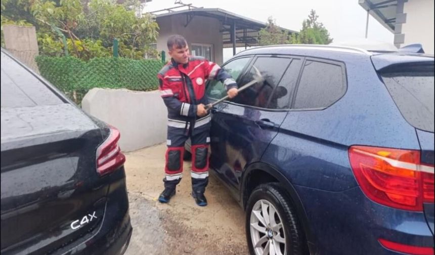 Araçta mahsur kalan bebek kurtarıldı