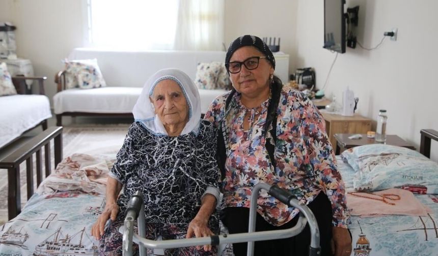 98 yaşındaki Şemsi teyzenin evinin yoluna parke taşı döşendi