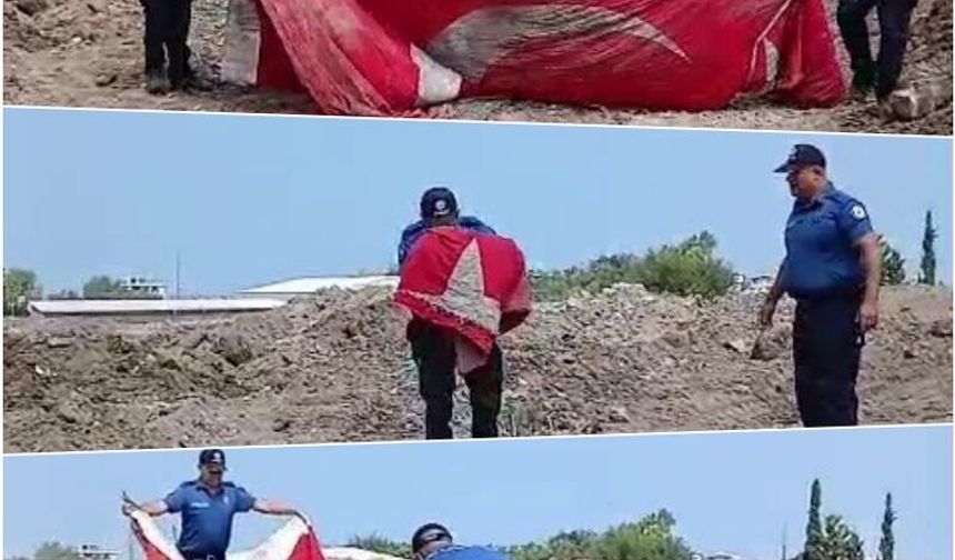 Moloz yığınları arasındaki Türk bayrağını öpüp, başına koyan polis takdir topladı