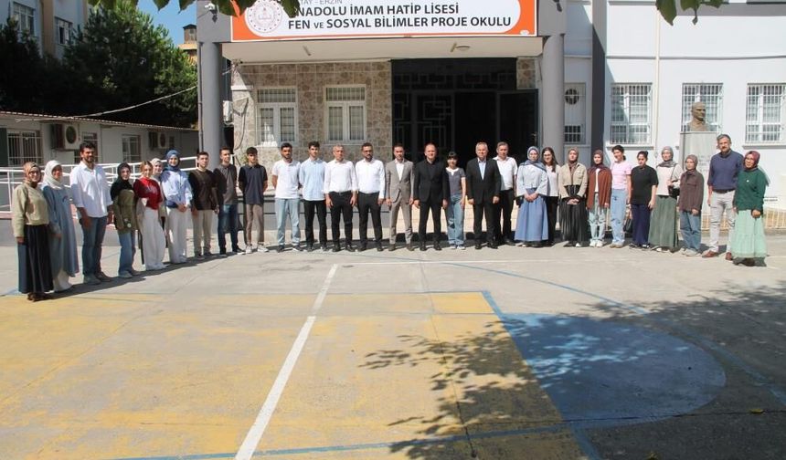 Erzin'de Kaymakam Akpınar, YKS'de başarı gösteren öğrencilerle bir araya geldi