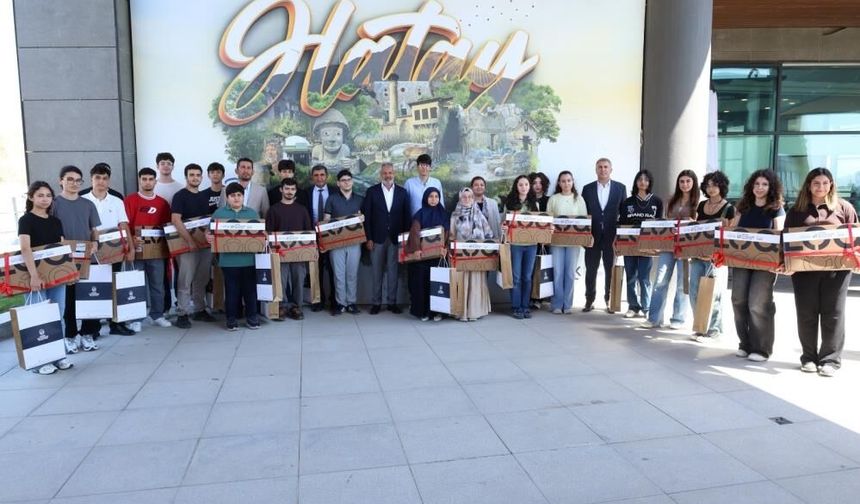 Hatay’ın başarılı gençleri ödüllerini Başkan Öntürk’ten aldı