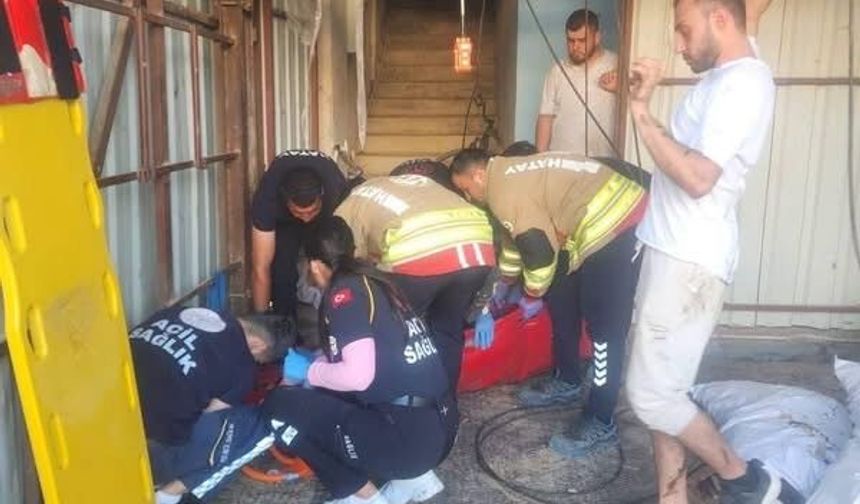 Antakya’da yük asansörü düştü: 1 yaralı