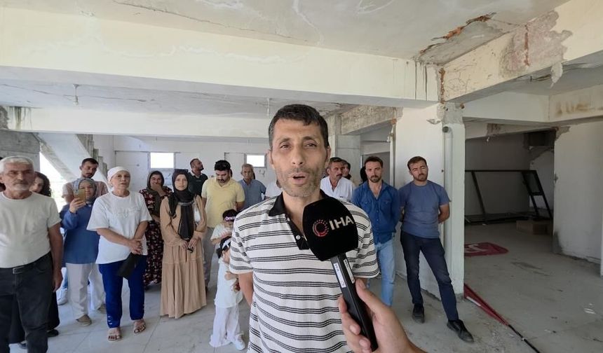 8 katlı bina, deprem yarıkları ve çatlaklarıyla tedirgin ediyor