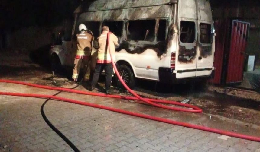 Minibüs alevlere teslim oldu