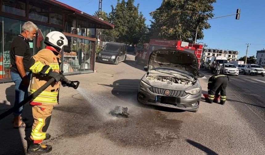 Belen’de otomobilin motorundan alev yükseldi